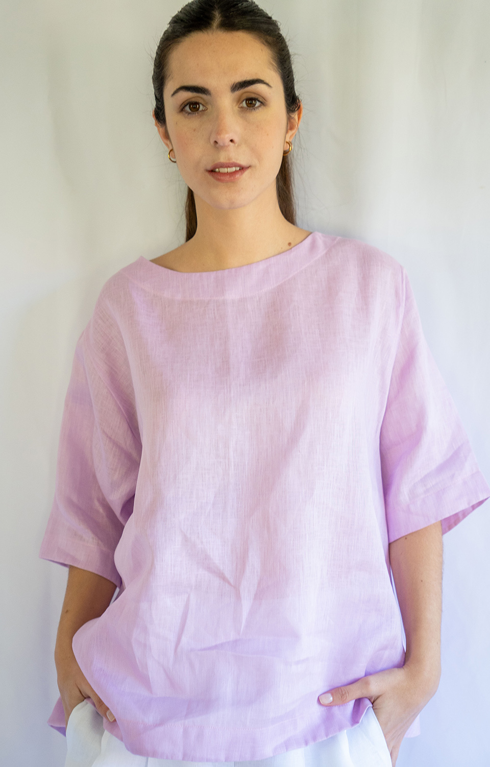 Mujer de frente con blusa de lino lila de Linen by Delphine