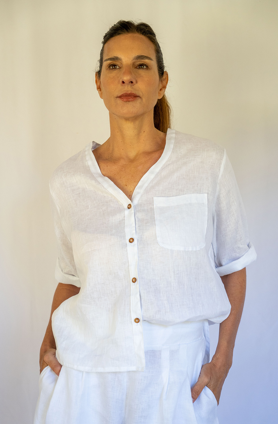 Mujer con camisa de lino blanca de Linen by Delphine