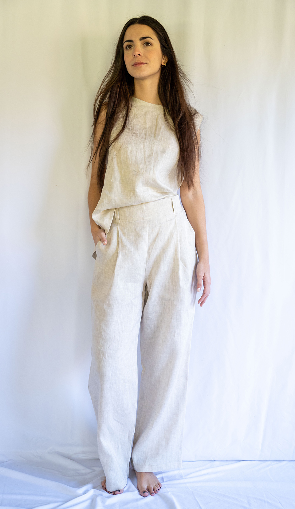Mujer parada con pantalón Francoise de lino color beige de Linen by Delphine