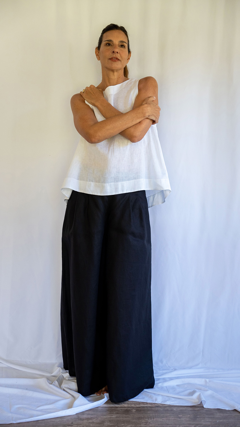 Mujer modelando Pantalon Isabelle de lino negro de Linen by Delphine