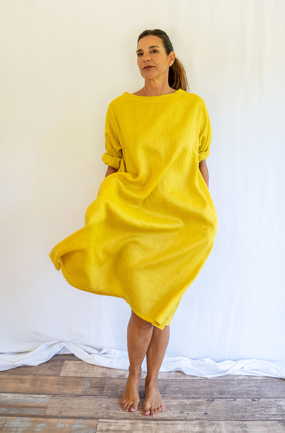 Mujer saltando con Vestido Anouk de lino lima de Linen by Delphine